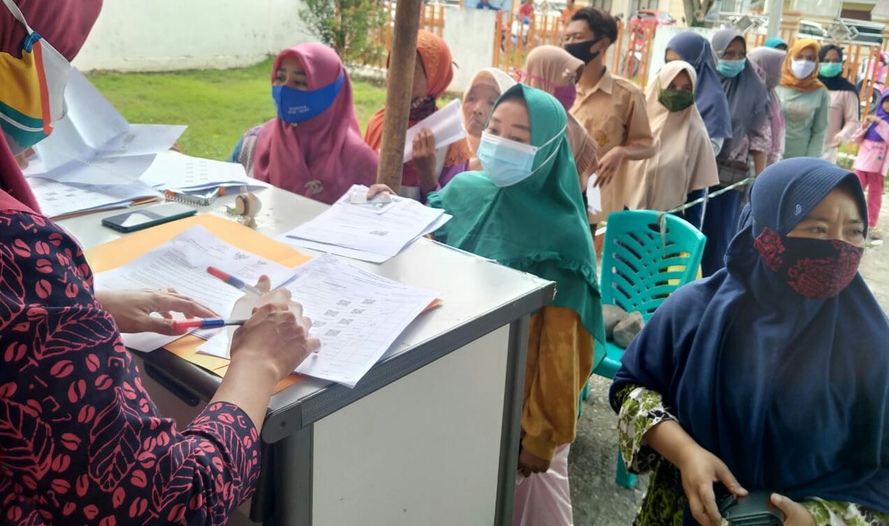 Dengan Mengikuti Protokol Kesehatan, Kantor Pos Cabang Kuala Tungkal Bagikan 697 BST