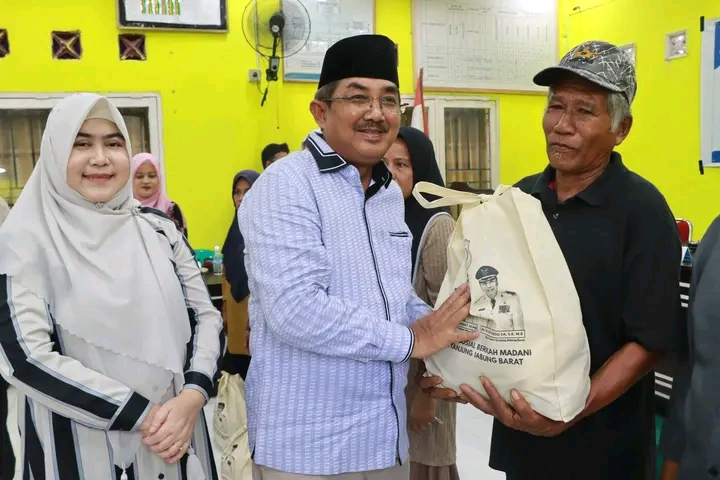 Didampingi Ketua TP PKK, Bupati UAS Salurkan Bantuan Sosial Bagi Lansia, Disabilitas, dan Masyarakat Kurang Mampu