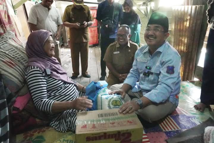 Tinjau Rumah Nenek Arbaiyah yang Roboh, Bupati Janji Bedah Rumah Segera Direalisasikan 