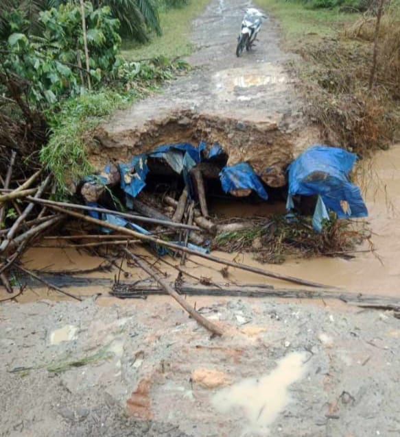 Hujan Deras, Akses Jalan Desa Lubuk Bernai Terputus Akibat Banjir