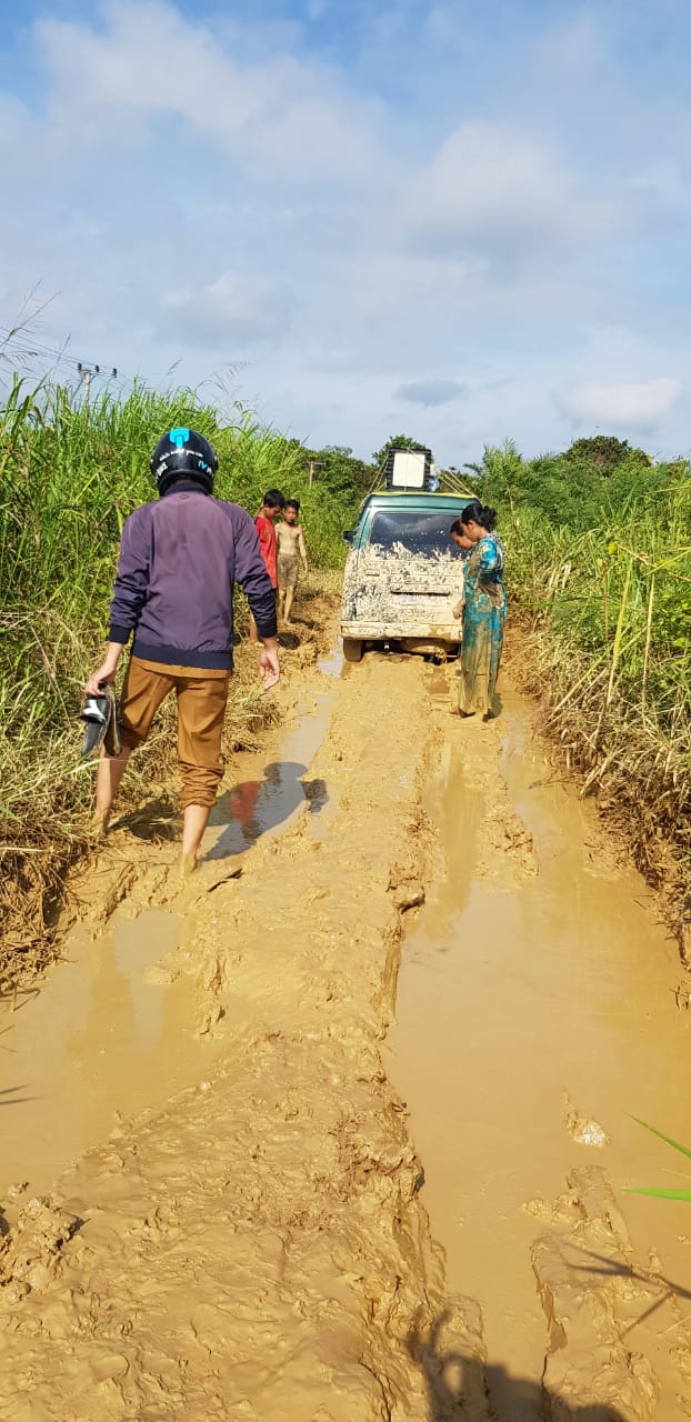 Warga Desa Rukam Tagih Janji Bupati Masnah Busro Soal Perbaikan Jalan