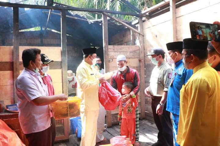 Wabup Hairan Serahkan Bantuan Untuk Korban Kebakaran di Parit Pancasila