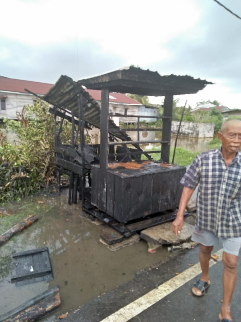 Kios Penjual Bensin Eceran Terbakar Di Jalan Pelabuhan