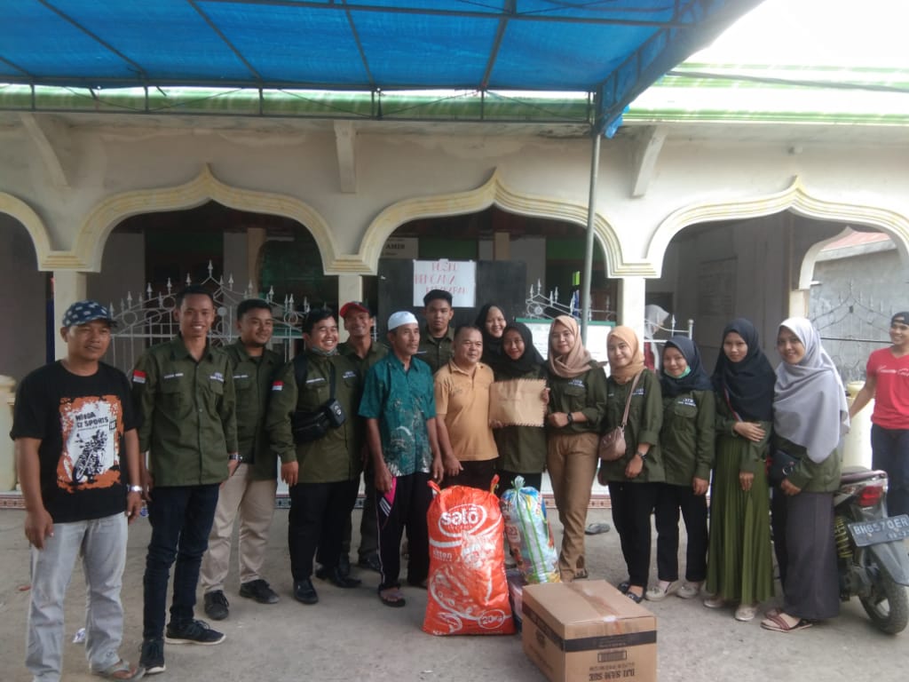 Crew Radio An-Nadwah Kuala Tungkal serahkan Bantuan Kebakaran kepada Warga Teluk Nilau