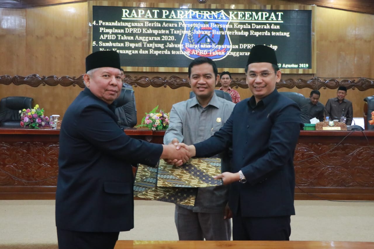 Raperda tentang APBD Kabupaten Tahun anggaran 2020 ditandatangani Bupati Safrial dan Ketua DPRD Faizal Reza