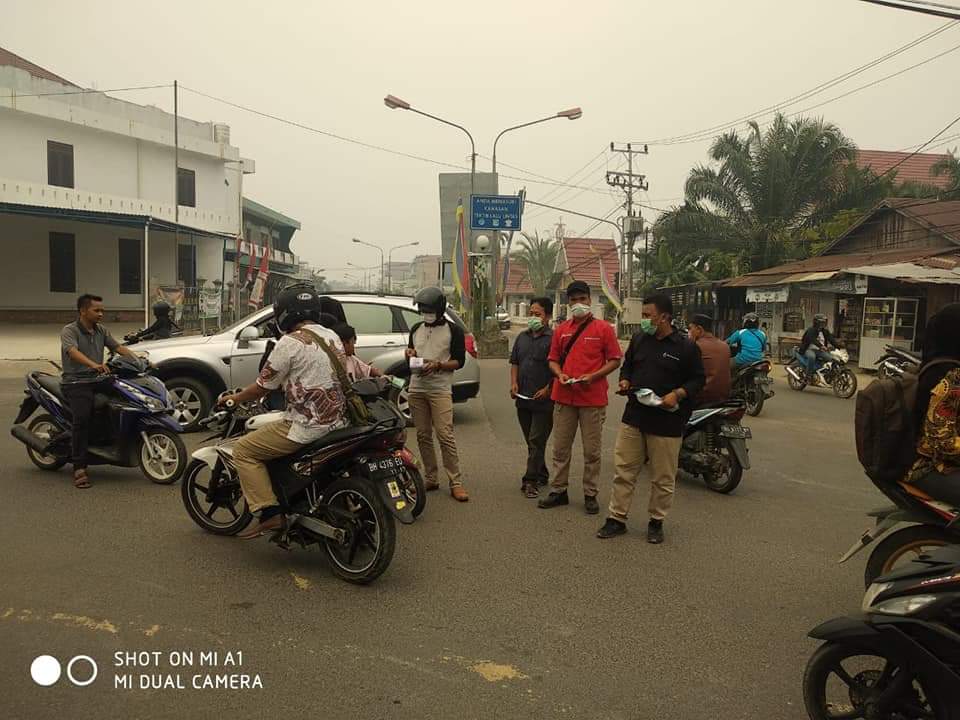 Kabut Asap Semakin Pekat, Jurnalist Tanjabbarat turun ke jalan bagi-bagikan masker