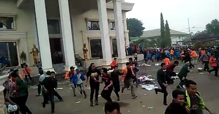 Demo di Jambi Ricuh, Aparat Bubarkan Massa dengan Gas Air Mata