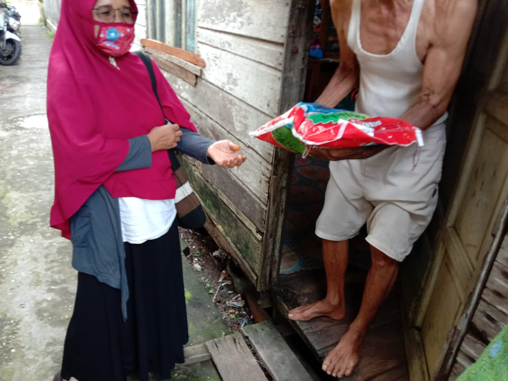 KPL Tanjung Jabung Barat Kembali Turun Bagikan Sembako Ke Kaum Dhuafa