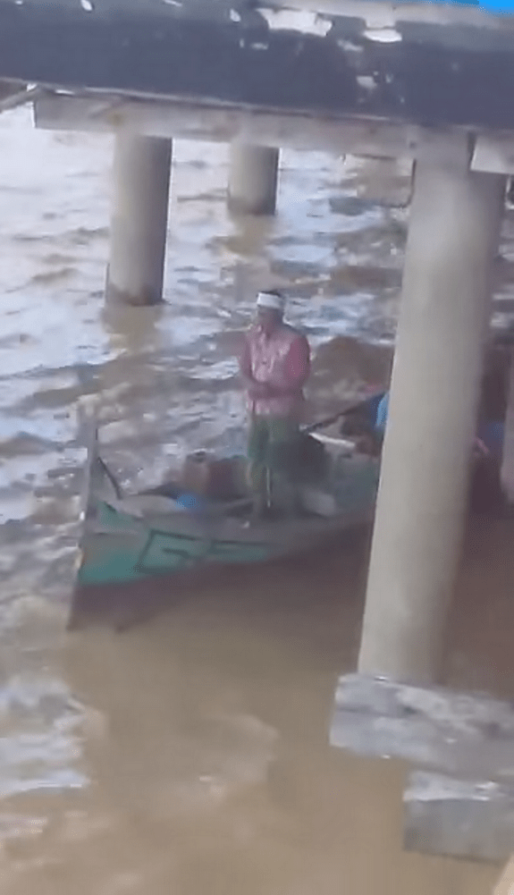 Video seorang yang diduga nelayan sedang shalat di atas perahu di bawah Water Front City (WFC) mendadak viral.