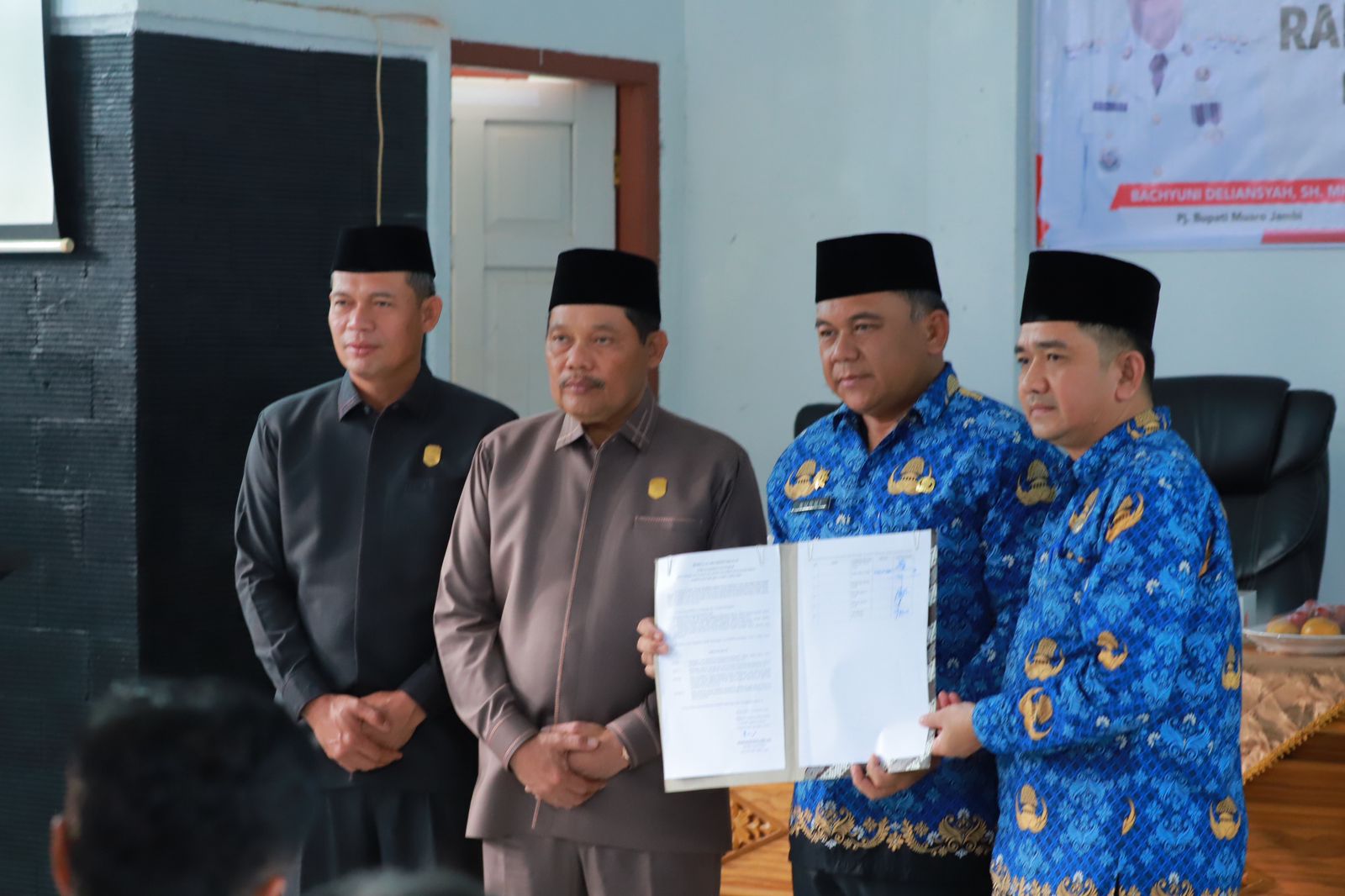 Unsur Pimpinan DPRD Kabupaten Muaro Jambi Menghadiri Forum Konsultasi Publik
