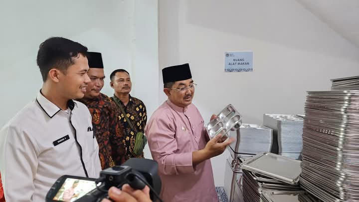 Pastikan Kesiapan Program MBG, Bupati Anwar Sadat Tinjau Dapur SPPG Yayasan Prabu Center 08