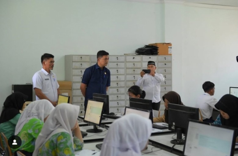 Pastikan PPDB SMA Titian Teras Transparan, Ketua DPRD Provinsi Jambi Pantau Langsung Pelaksanaan Tes
