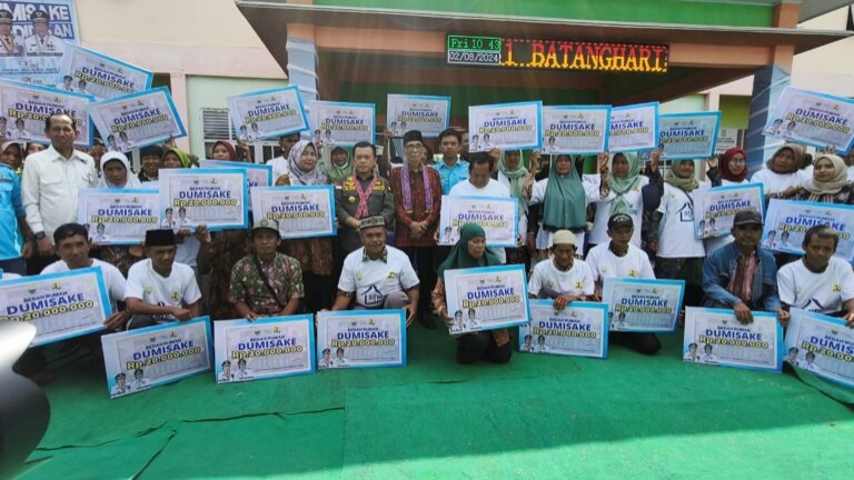 Gubernur Al Haris Serahkan Bantuan Dumisake Bernilai Miliaran Rupiah untuk Warga Batanghari