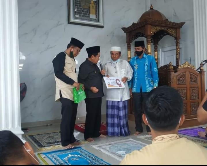 Wako AJB Serahkan Bantuan Pembangunan Masjid Al Hidayah Karya Bakti