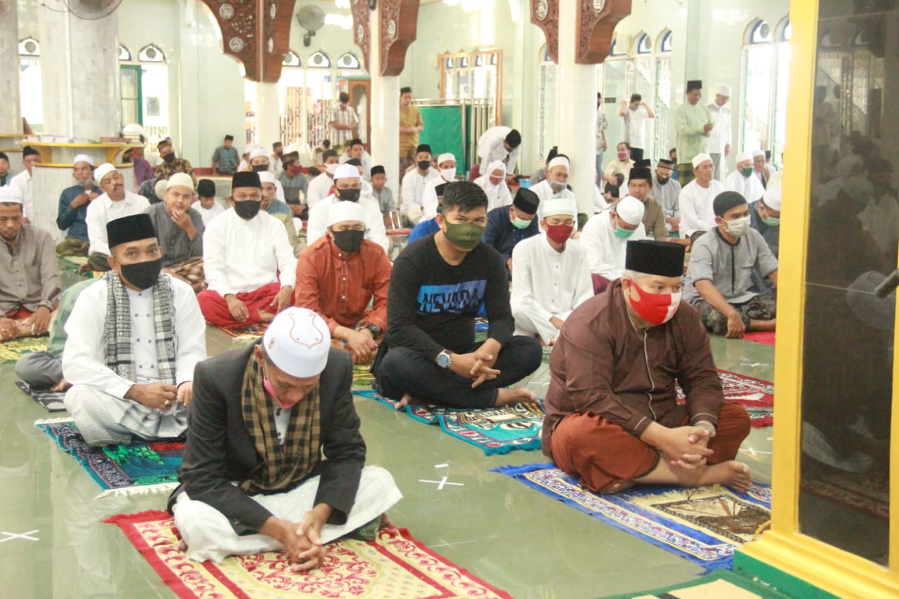 Bupati Safrial Salat Idul Adha di Masjid Agung Al-Istiqomah dengan Protokol Kesehatan Covid 19