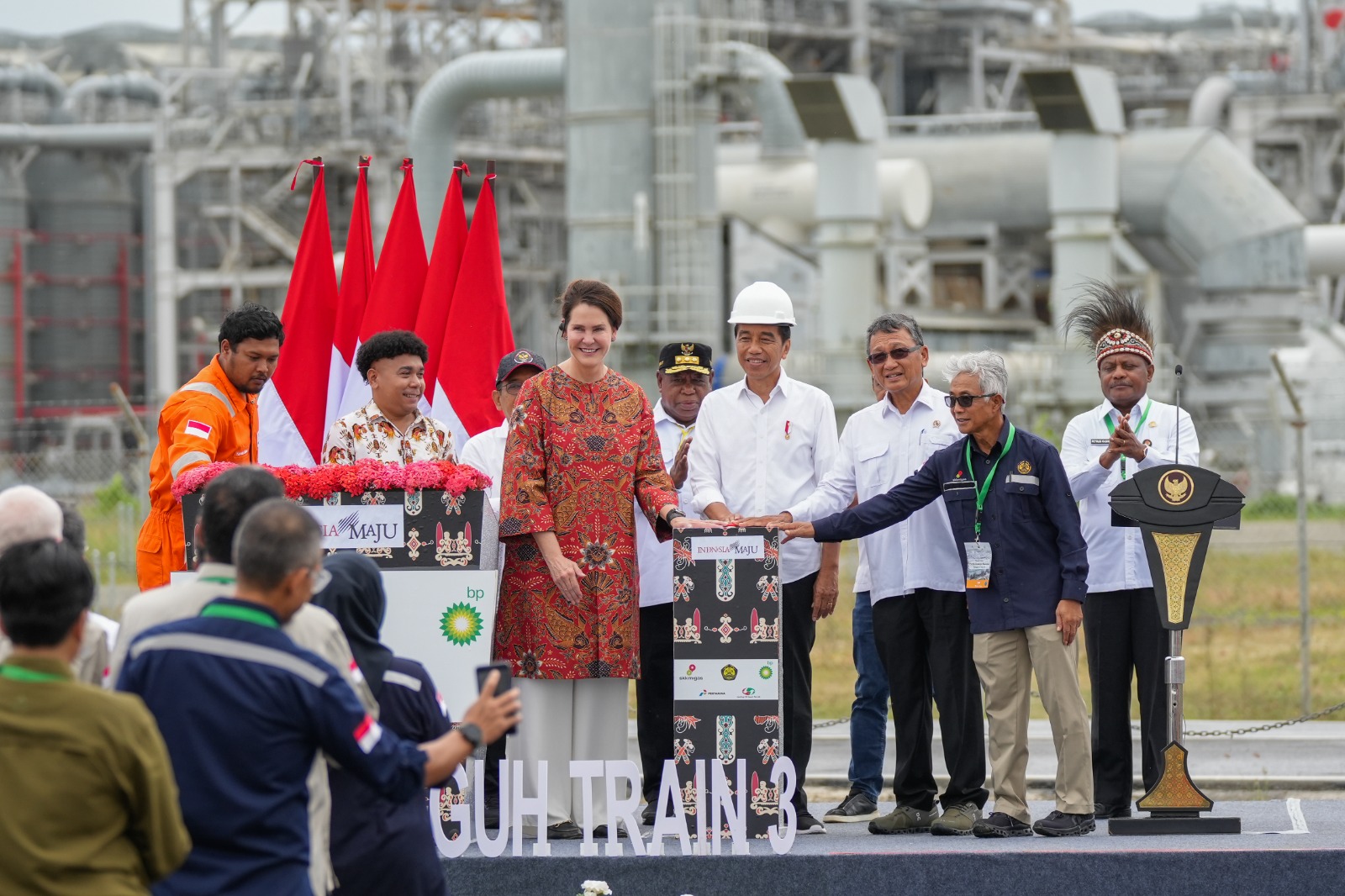 Presiden Jokowi Resmikan Proyek Tangguh Train 3 dan Ground Breaking Proyek UCC, AKM dan Blue Amonia di Papua Barat.