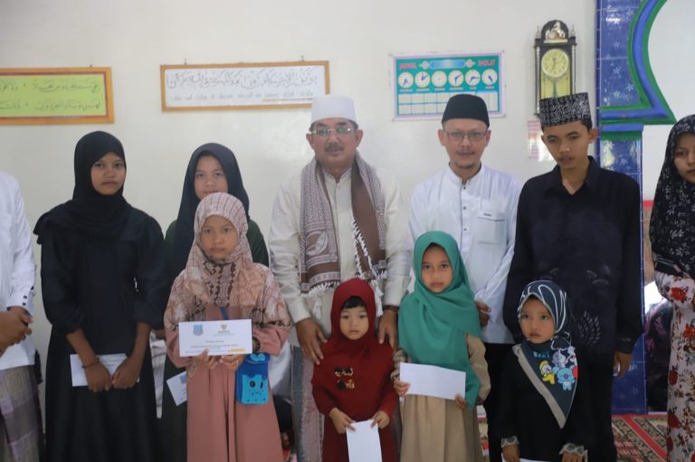 Bupati Tanjab Barat Berikan Bantuan untuk Masjid dan Anak Yatim dalam Acara Maulid Nabi di Pengabuan