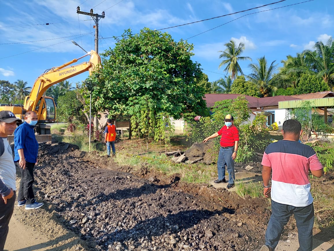 Gubernur Al Haris Tinjau Perbaikan Jalan Pulau Rengas-Muarasiau