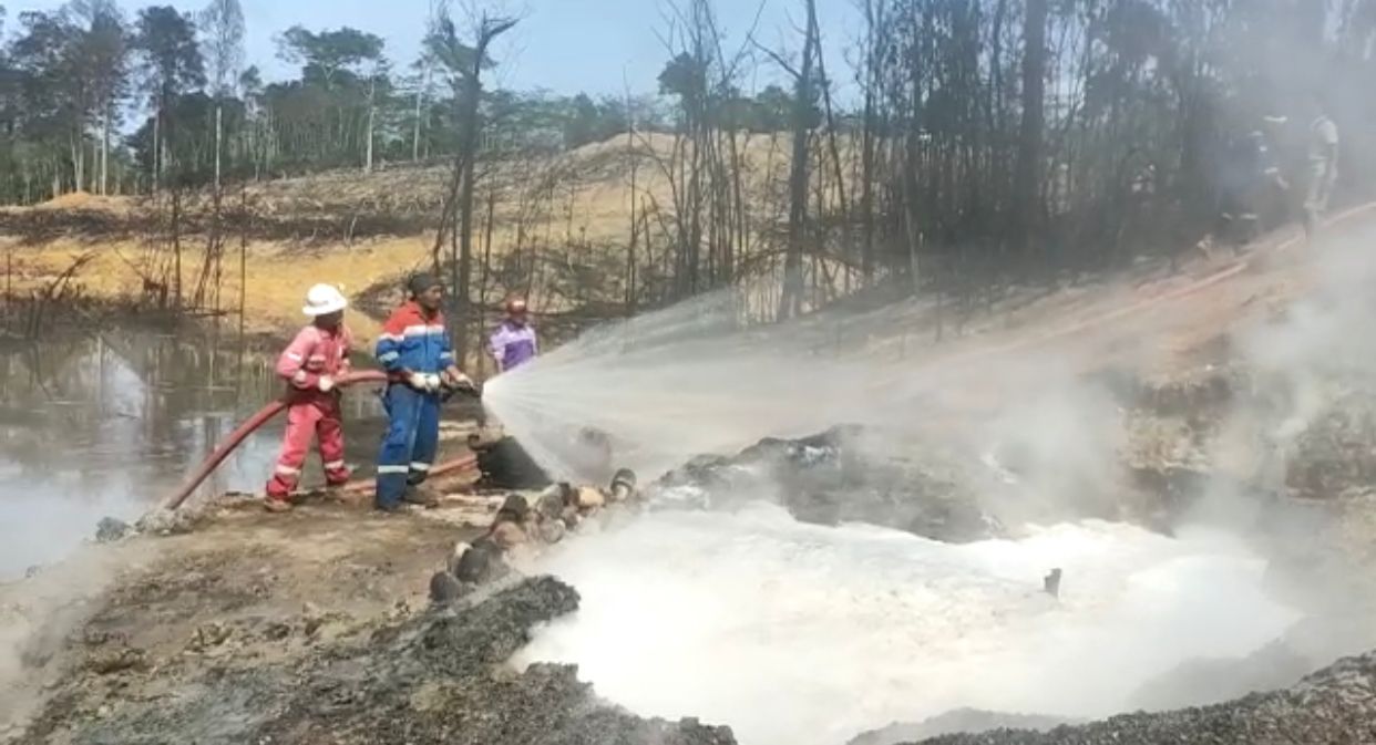 SKK Migas – Pertamina EP Jambi Berhasil Padamkan Api Sumur Illegal Drilling