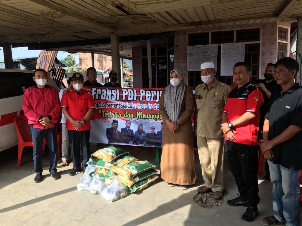 Anggota DPRD Dari Fraksi PDI Perjuangan Tanjab Barat Berikan Bantuan Korban Kebakaran di Tungkal Harapan