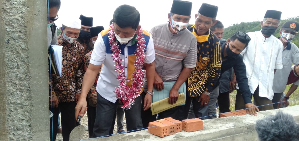 Cawagub Syafril Nursal Lakukan Peletakan Batu Pertama Pembangunan Musollah di Sungai Pegeh  