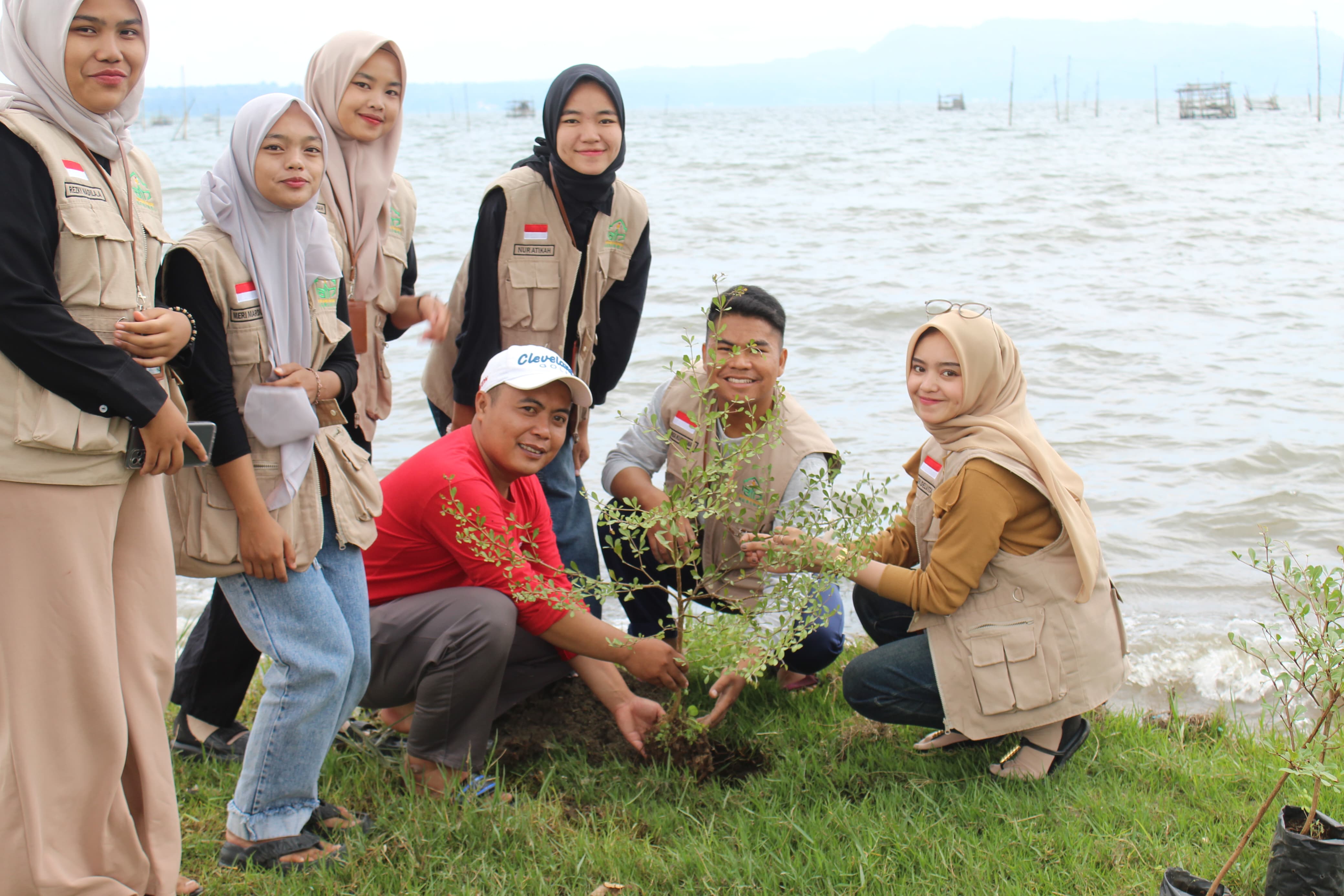 Peduli Wisata Pantai Pasir Panjang, Mahasiswa KKN Tanam Bibit Pohon