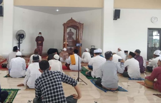 Pemkab Tanjabbarat Gelar Shalat Jum'at Perdana di Masjid Syech Usman Tungkal