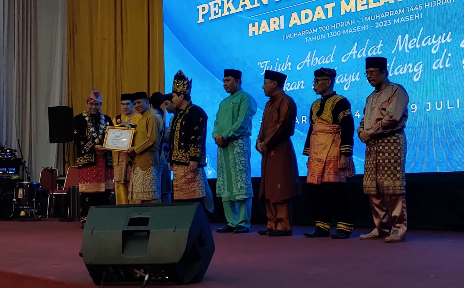 LAM Provinsi Jambi Berikan Penghargaan ke 7 Bupati/Walikota di Acara Puncak Pekan Adat Melayu Jambi