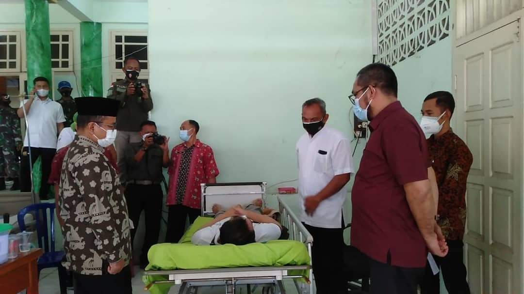 Sekda Sudirman Pantau Vaksinasi Massal di Makorem 042/GAPU