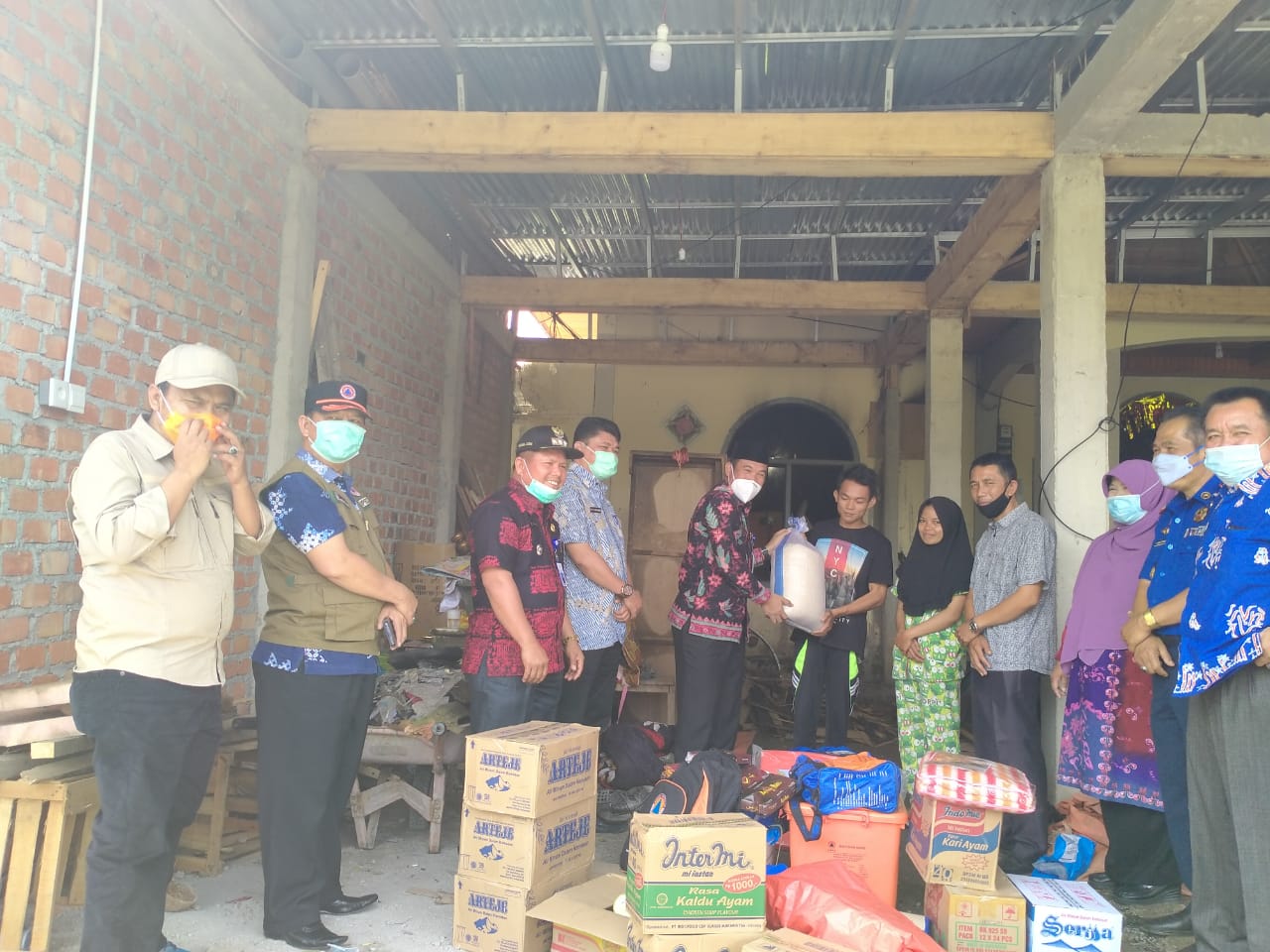 Mewakili Bupati, Sekda Asraf Serahkan Bantuan untuk Korban Kebakaran di Lolo Hilir