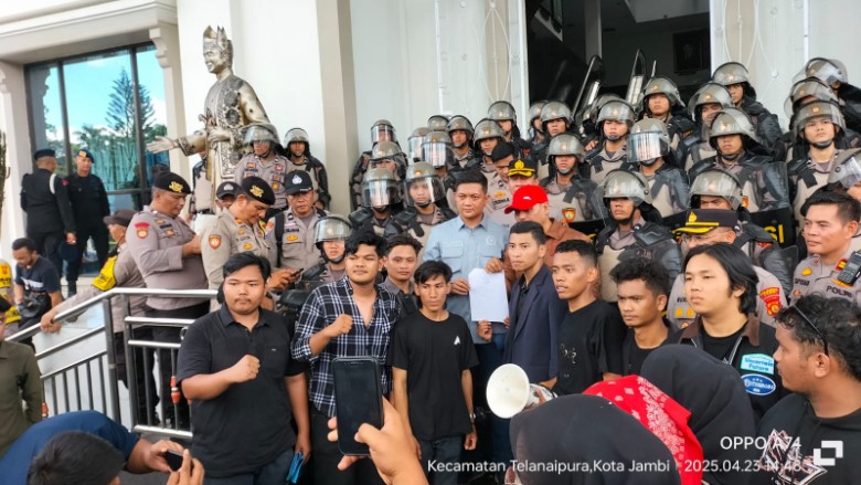 Dalam Kondisi Lelah, M.Hafiz dan Samsul Riduan Temui Langsung Massa Aksi di Gedung DPRD
