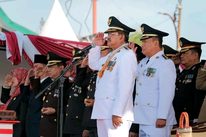 Bupati Anwar Sadat Pimpin Upacara HUT RI ke-80 di Alun-Alun Kuala Tungkal