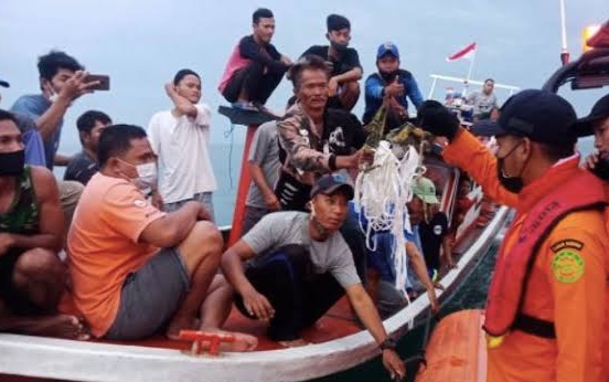 Pasukan Elite Kopaska TNI AL puing pesawat Sriwijaya Air SJ 182 yang Hilang Kontak