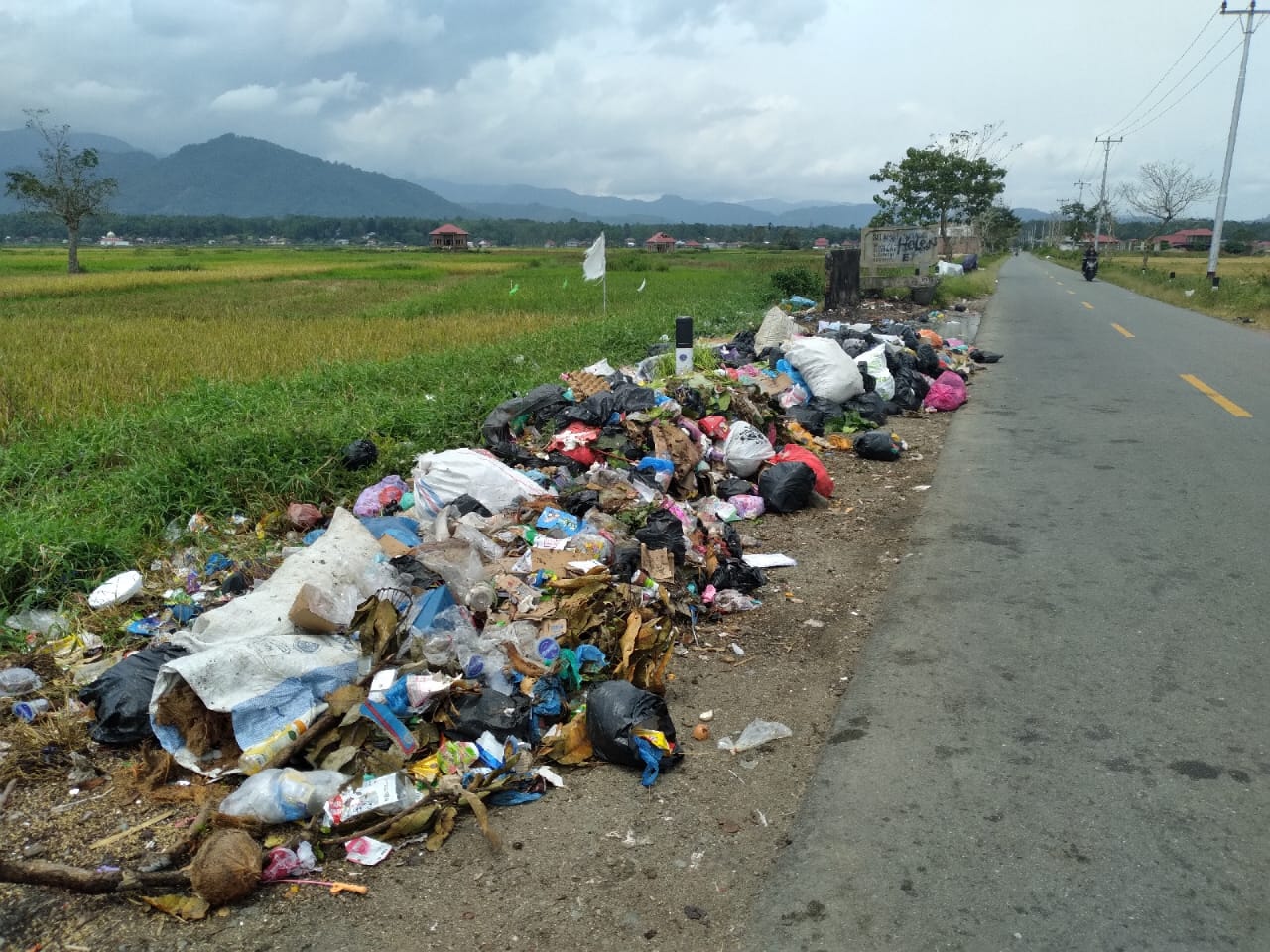 Jorok ! Tumpukan Sampah Rumah Tangga di Jalan Koto Iman 