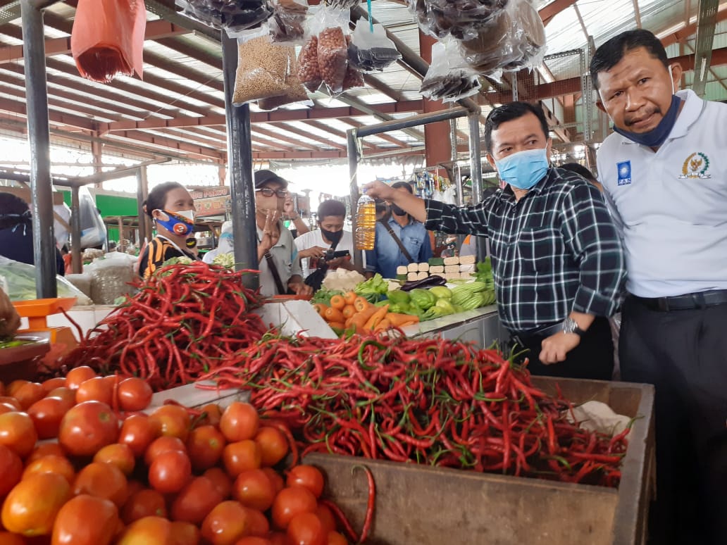 Blusukan di Pasar Aur Duri, Al Haris Bagikan Ramuan Daun Sungkai ke Pedagang