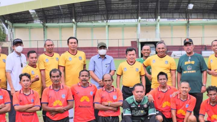 Didampingi Bupati UAS, Gubernur Al Haris Main Sepakbola Di Kuala Tungkal