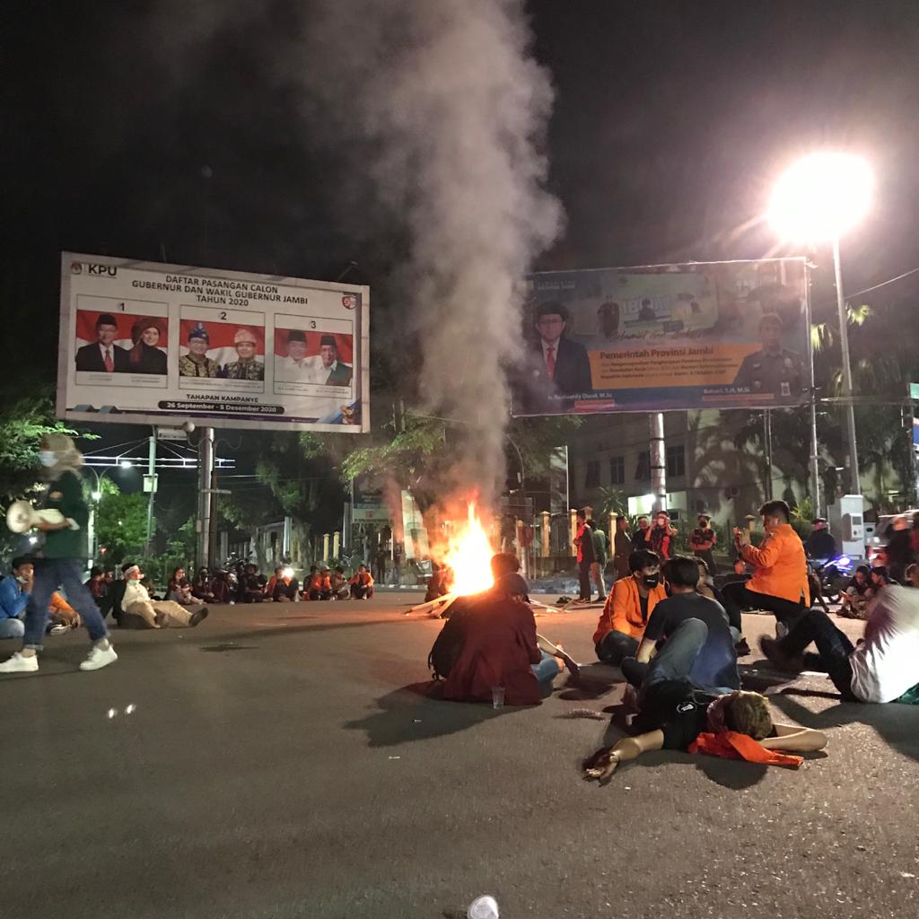 Aksi Unjuk Rasa Mahasiswa Jambi Bertahan Hingga Malam Hari