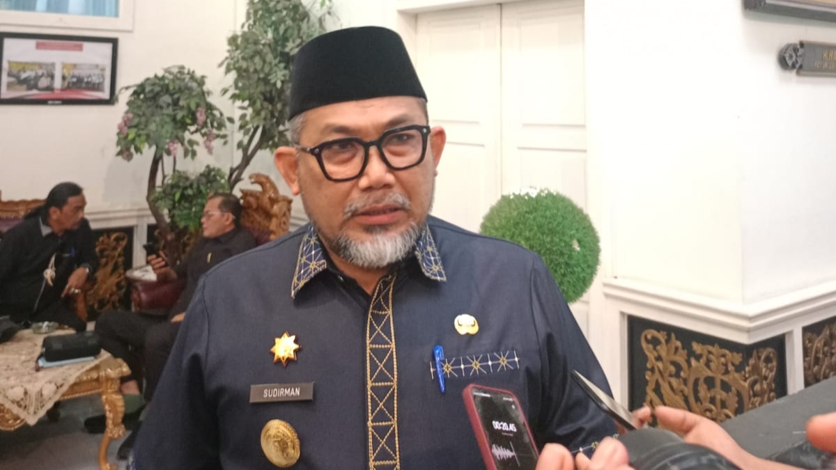 Pjs Gubernur Sudirman Apresiasi Pandangan Umun Fraksi DPRD Terhadap RAPBD 2025