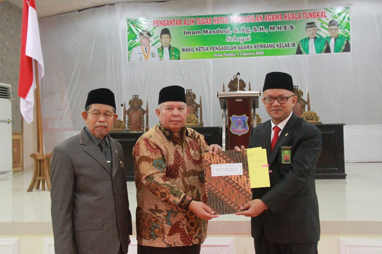 Bupati Safrial Hadiri Pengambilan Sumpah Jabatan  Ketua Pengadilan Agama Kuala Tungkal Zakaria Ansori SH,I ,MH. 