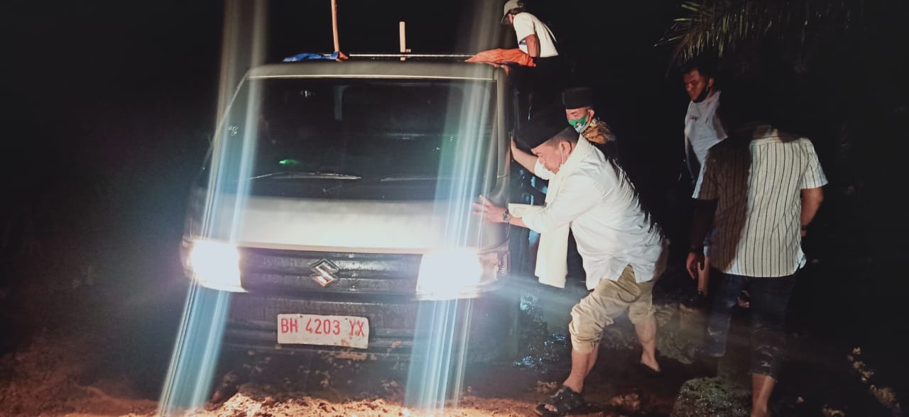 Detik-Detik Al Haris Dorong Mobil Masuk Kubangan di Lubuk Madrasah