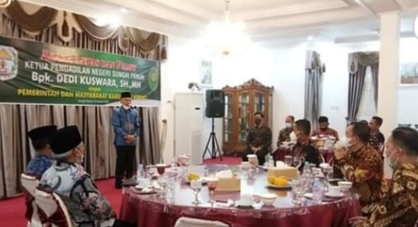Bupati Kerinci Adirozal Terima Penghargaan Inklusi Keuangan Tingkat Kabupaten dari OJK