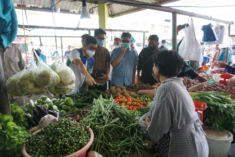 Usai Menerima Kunjungan Anak Angkatnya,  Syafril Nursal Blusukan Ke Pasar Angso Duo dan Simpang Bata