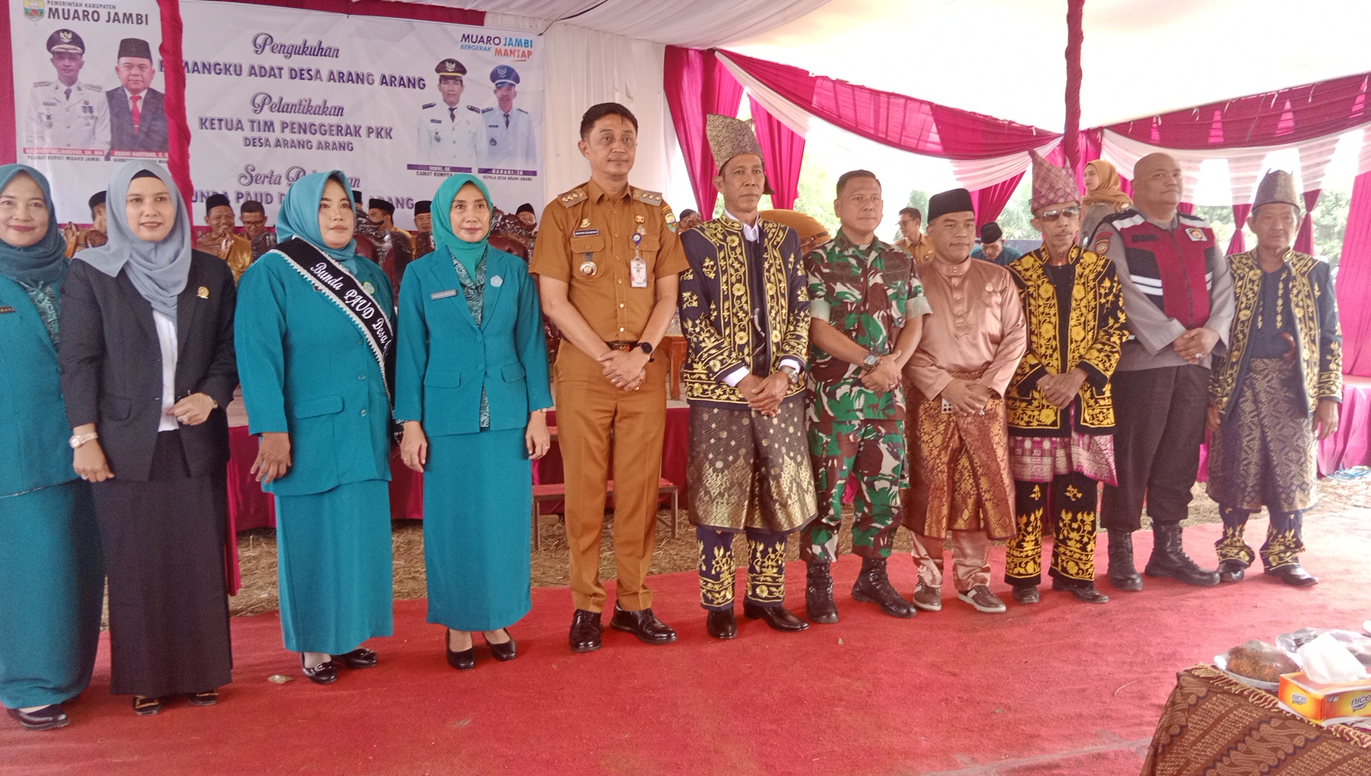 Ade Irma dan Amiruddin Anggota DPRD Muaro Jambi Dapil Kumpe Hadirin Pengukuhan Pemangku Adat Melayu Desa Arang-arang